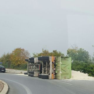 Camion carico di sabbia ribaltato a Confreria: traffico rallentato in zona