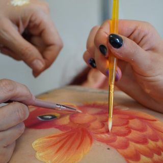 Le mani: ci siamo salutati…