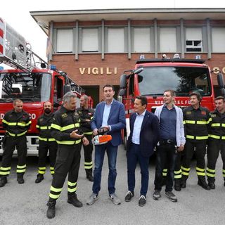 La consegna dell'attrezzo, questa mattina in caserma (Foto Silvia Muratore)