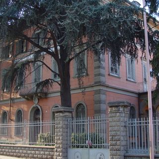 La facciata dell'Umberto I di Alba (foto archivio Centro Studi Beppe Fenoglio)