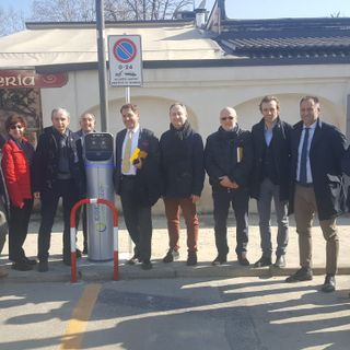 L'inaugurazione del dispositivo installato grazie alla collaborazione tra Comune, Gruppo Egea ed Enel X