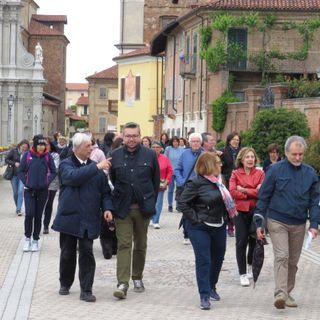 Due momenti della passeggiata letteraria tenutasi ieri, domenica 5 maggio