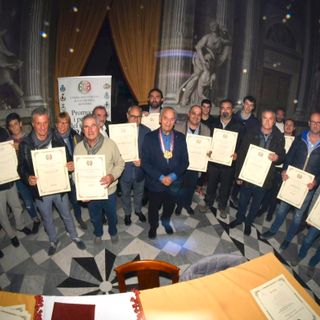 Il gran maestro dell'Ordine roerino Carlo Rista premia la Cantina Produttori di Govone e alla Enrico Serafino di Canale