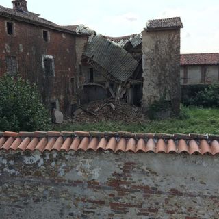 L'edificio parzialmente crollato nel centro storico di Cervere