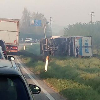 Autoarticolato finisce fuori strada sulla tangenziale del Gallo