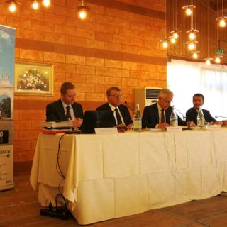 Due momenti dell'assemblea dei soci che la Bcc cheraschese ha tenuto martedì 30 aprile