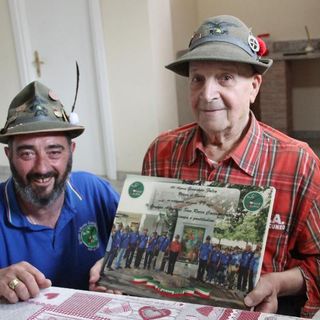 San Rocco Castagneretta, gli auguri del Gruppo Alpini al reduce Giuseppe Falco per i suoi 99 anni