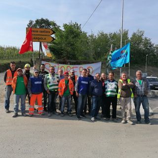 Protesta sul cantiere di Verduno per gli operai licenziati