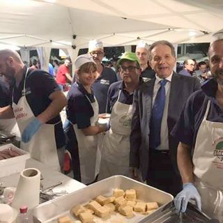 Il sindaco Marco Perosino insieme ad alcuni volontari della Pro loco (dalla pagina Fb dell'associazione)