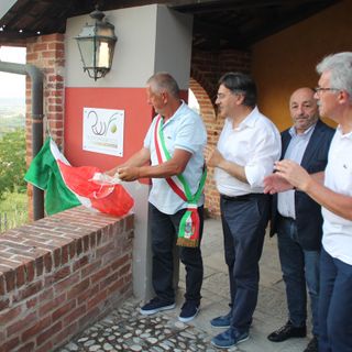 Il taglio della nastro della sede