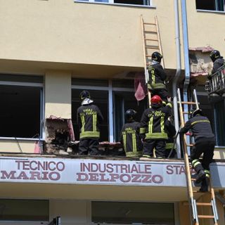 Cuneo, incendio nell'intercapedine dell'Istituto Delpozzo: nessun ferito (VIDEO E FOTO)