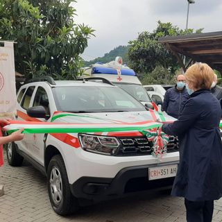 Un nuovo mezzo per la Croce rossa Barge: il sindaco taglia il nastro