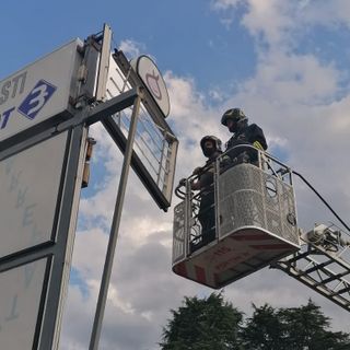 Castagnito, i Vigili del Fuoco rimuovono un'insegna luminosa pericolante