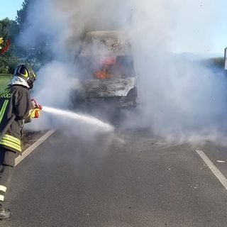 Saluzzo, furgone prende fuoco mentre viaggiava sulla provinciale in direzione Torino