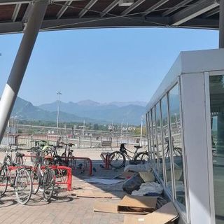 Cuneo, il Movicentro da giorni bivacco dei senza tetto