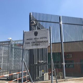 Detenuto dà in escandescenza e aggredisce agenti di polizia penitenziaria: è successo al carcere di Cuneo