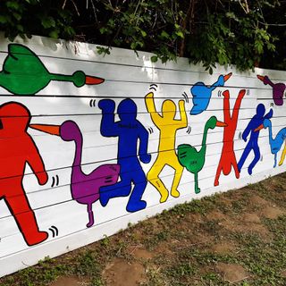 Racconigi, al Centro Cicogne un murales in stile Keith Haring grazie ai giovani &quot;pittori&quot; dell'asilo Salvo d'Acquisto
