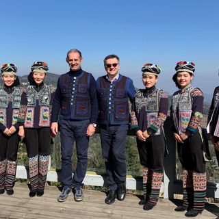 Gianfranco Comaschi, presidente dell’Associazione per il Patrimonio dei Paesaggi Vitivinicoli di Langhe-Roero e Monferrato, col direttore Roberto Cerrato durante la recente visita al sito Unesco Terrazzamenti del Riso di Honghe Hani, nella provincia cinese dello Yunnan