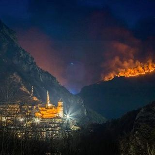 Dalla Val Roya: ancora in atto l'incendio tra Tenda, Vievola e La Brigue. Minacciate alcune abitazioni