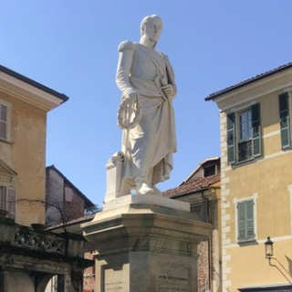La statua restaurata e senza impalcatura