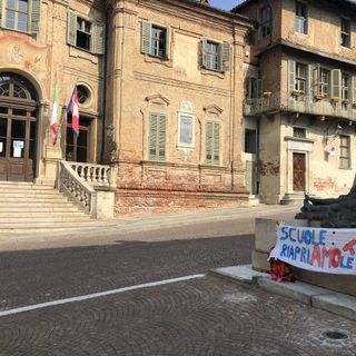 Flash-mob in tutta la Granda per chiedere la riapertura delle scuole sino alle superiori