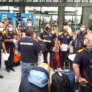 Volontari del corpo antincendi boschivi (AIB) in partenza dalla Granda per "spegnere" la Calabria