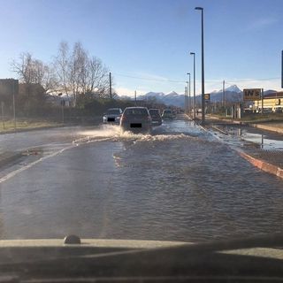 Cuneo, proseguono i disagi causati dalla tempesta di ieri: allagata via Sandro Pertini