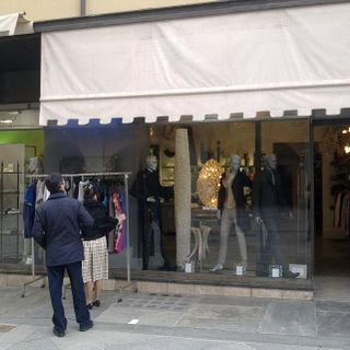 Persone davanti al negozio aperto a Saluzzo