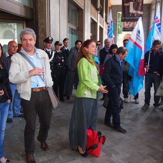 La protesta dei lavoratori Oerlikon davanti alla Provincia
