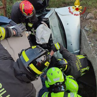 Auto fuori strada in via Gerbola a Manta