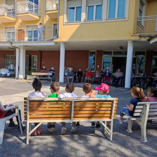 Le maestre della scuola dell'infanzia di San Michele leggono ai bimbi e ai nonni della casa di riposo