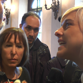 La "Iena" Nadia Toffa in Prefettura a Cuneo per intervistare il ministro Delrio (VIDEO)