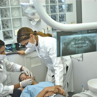 La testimonianza di un nostro lettore che ha sperimentato le cliniche dentali all'estero