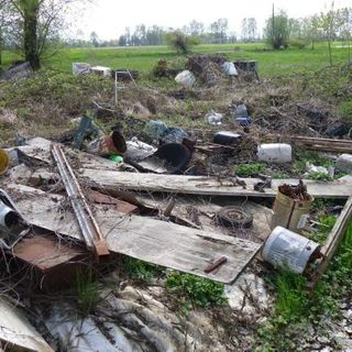 Elettrodomestici, oli e vernici abbandonati in un campo: a Trinità, sequestrata una discarica abusiva