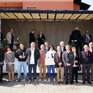Il gruppo insignito con Medaglie d'oro e Croce d'oro (immagine L'angolo della foto - Revello)