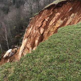 Grossa frana a Borgo San Dalmazzo, sulla strada che porta alla clinica Monteserrat