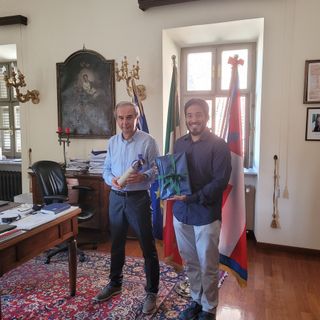 Bra, il sindaco ha ricevuto il medico saudita Ibrahim Khoja, autore di un video omaggio  alla città della Zizzola e a Verduno [VIDEO]