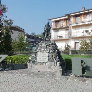 Le penne nere di Villanova Mondovì rinnovano il monumento all'Artigliere