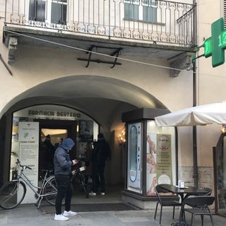 Farmacie prese d'assalto: tanti tamponi per partecipare serenamente al Natale in famiglia Farmacie prese d'assalto: tanti tamponi per partecipare serenamente al Natale in famiglia