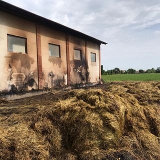 Il fienile incendiato