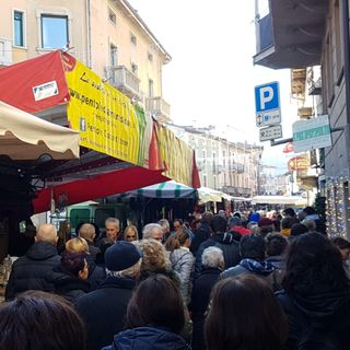 Immagine d'archivio di una passata edizione della Fiera Fredda a Borgo San Dalmazzo