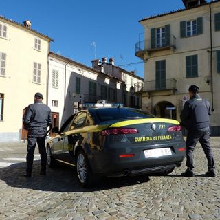 La GdF di Fossano arresta il direttore dei lavori della piscina comunale di Ivrea mentre riceve 8mila euro