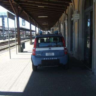 Sottrae il tablet di servizio a un capotreno: arrestato dalla Polizia di Stato