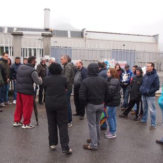 Le maestranze Rsu e i sindaci della Val Tanaro di fronte alla Graziano (© targatocn.it)