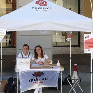 Una sala del commiato per i funerali laici: i Radicali dal sindaco di Cuneo per la consegna delle firme