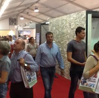 GianMaria Barolo in camicia blu tra la gente negli stand