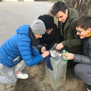 Lucidata la targa del "Giardino dei Giusti" a Moretta: il gesto concreto di quattro giovani