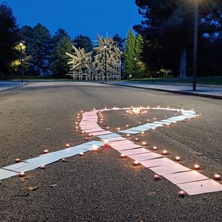 Candele e un fiocco rosa e azzurro al Parco della Resistenza di Cuneo per il Baby Loss Awareness Day