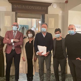 Il sindaco con la giunta Il sindaco con la giunta