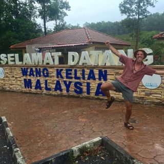 Mattia al suo ingresso in Malesia, paese dove si trova dopo un anno esatto di viaggio